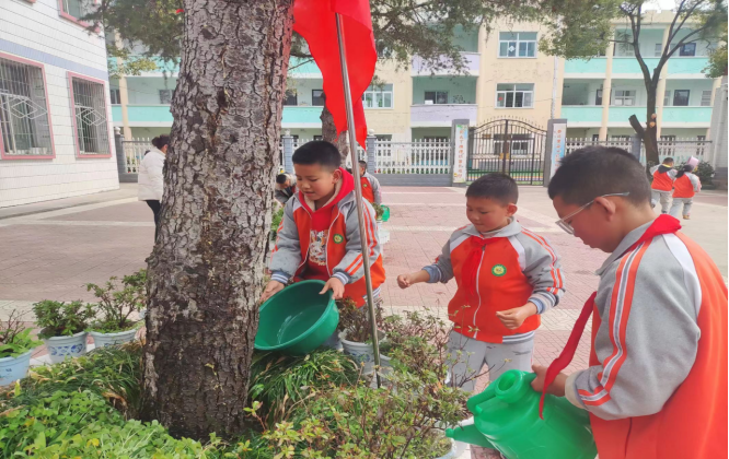 五郎庙小学积极开展植树节浇水活动229