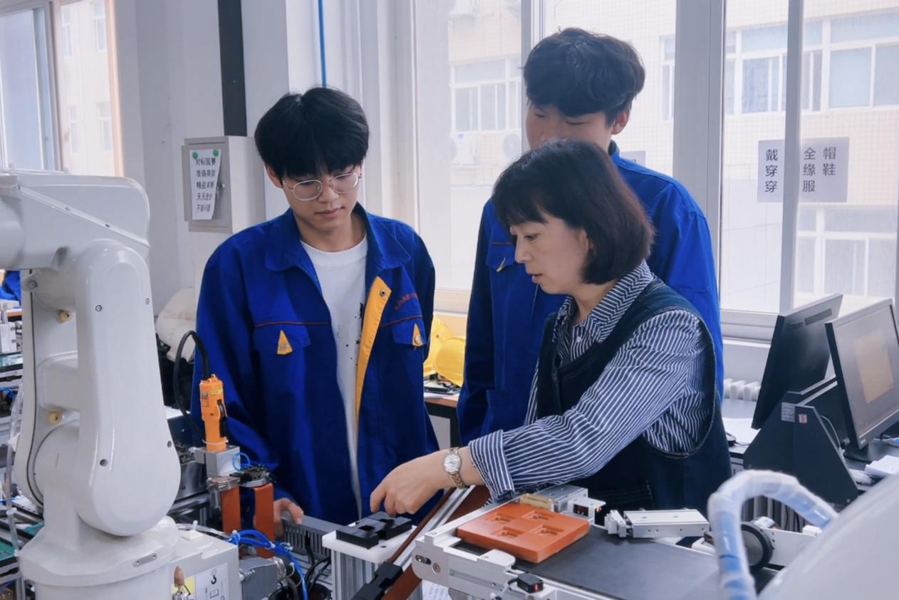 E:/稿件报送/外网/中国教育报/陕西省电子信息学校图片/鸿媒教育修改配图/赛教深度融合下方配图.jpg赛教深度融合下方配图
