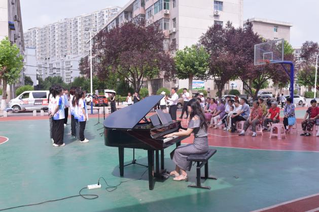 合唱团向七0四社区居民慰问演出