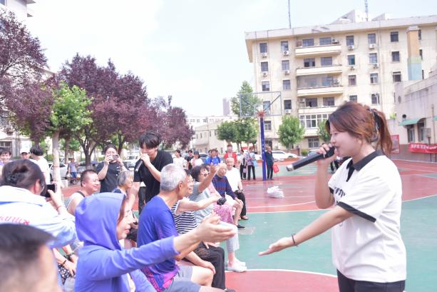 学生与七0四社区居民互动
